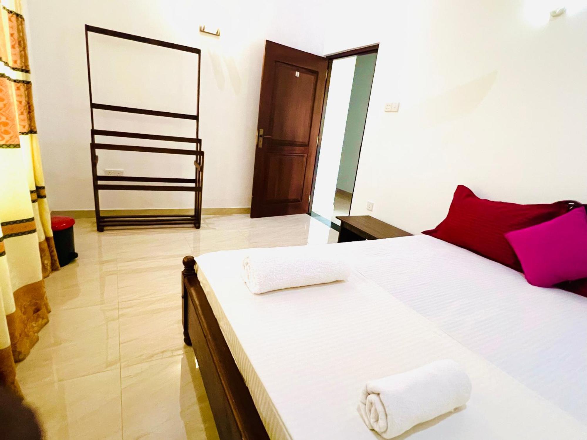 Ahasna Airport Villa Negombo Exterior foto